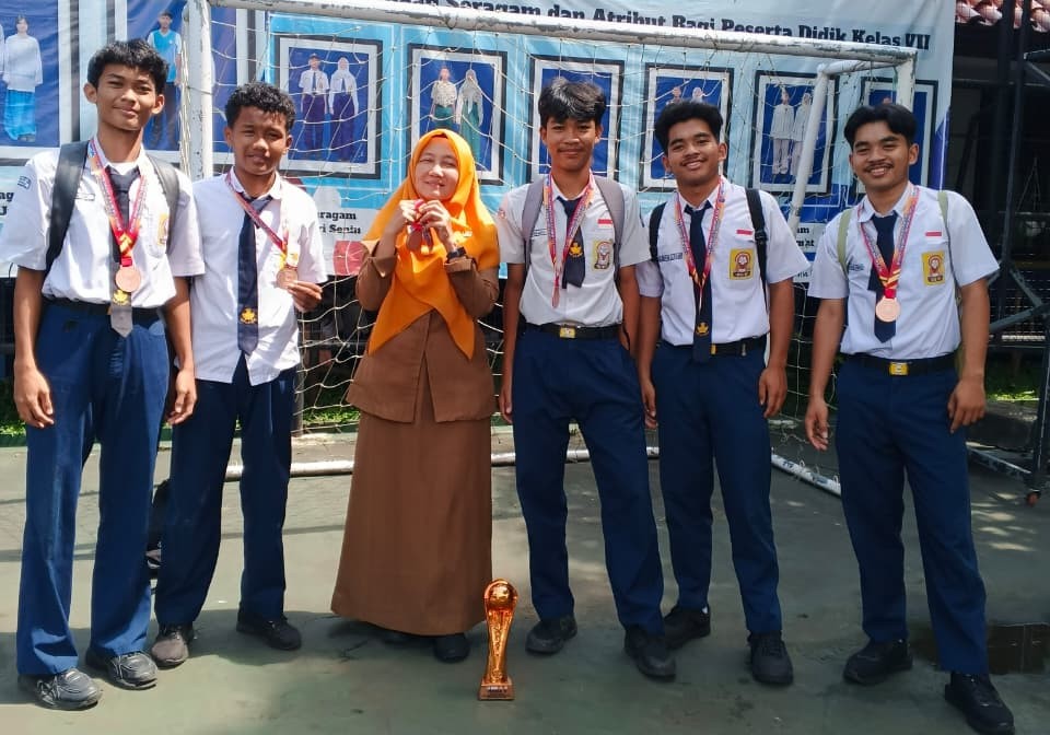 SMPN 19 Depok juara 2 futsal 2