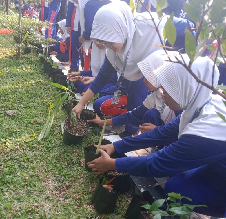 SMPN 34 Depok di hari lingkungan 3