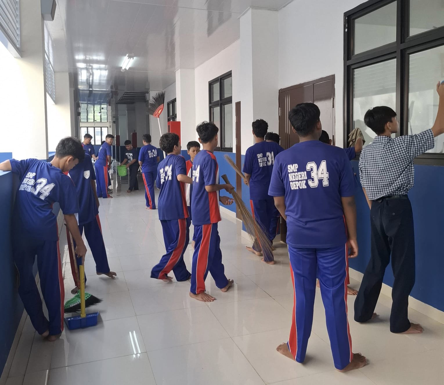 SMPN 34 Depok di hari lingkungan 4
