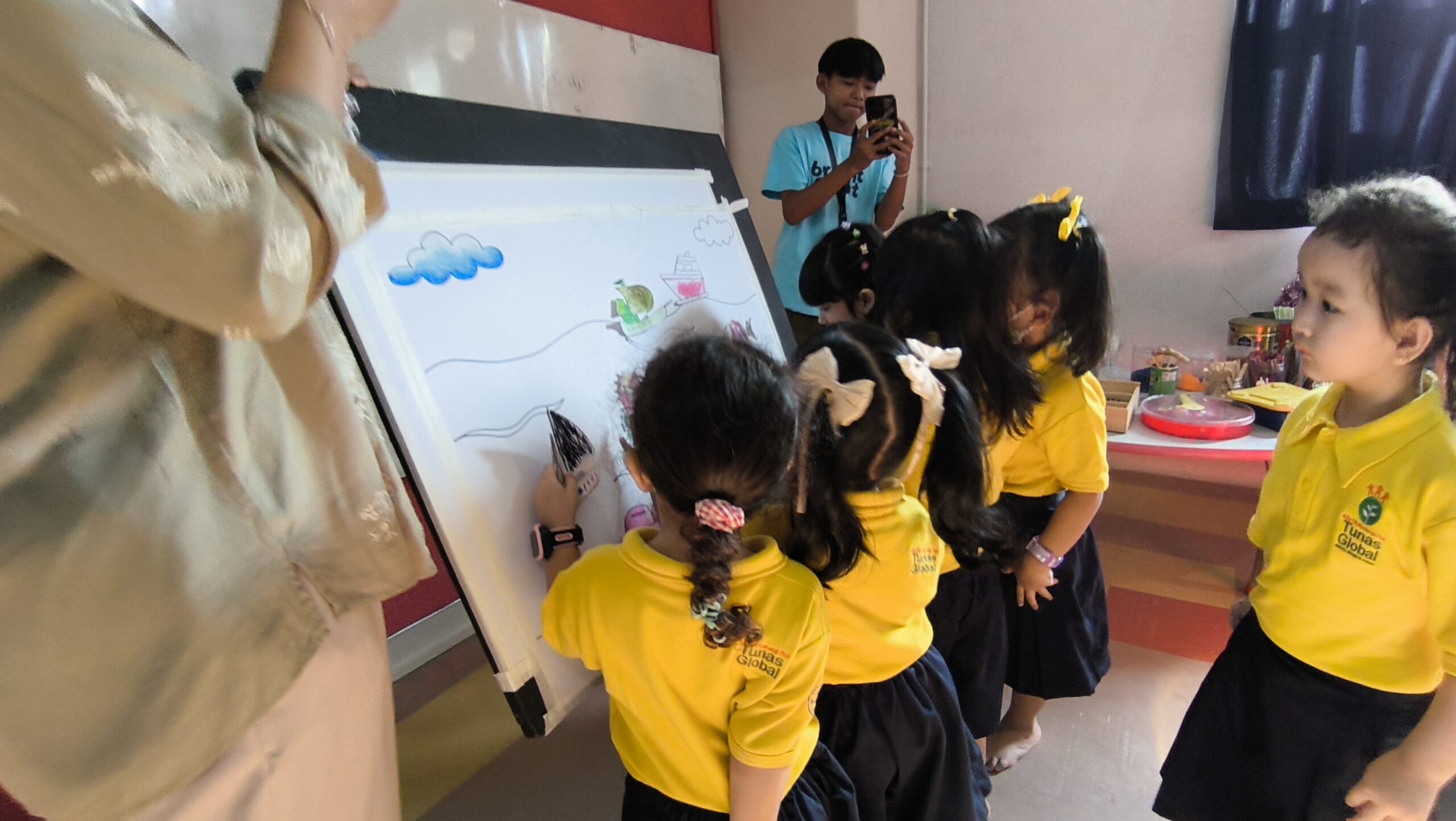 Sekolah Tunas Global Depok Melukis