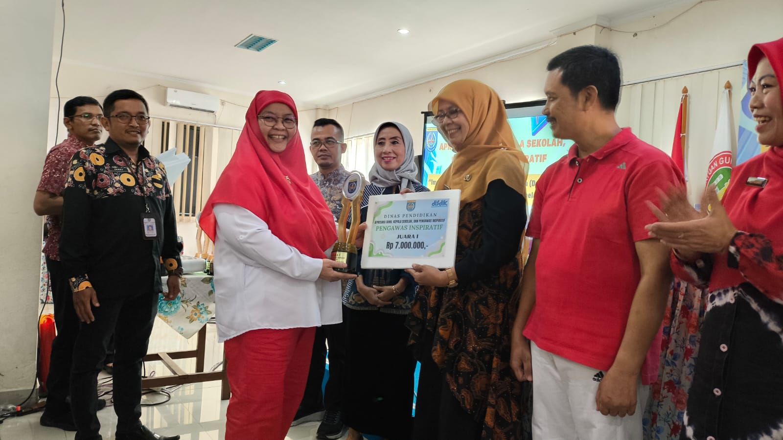 Guru, kepala SD, dan Pengawas SD yang menjadi juara 2