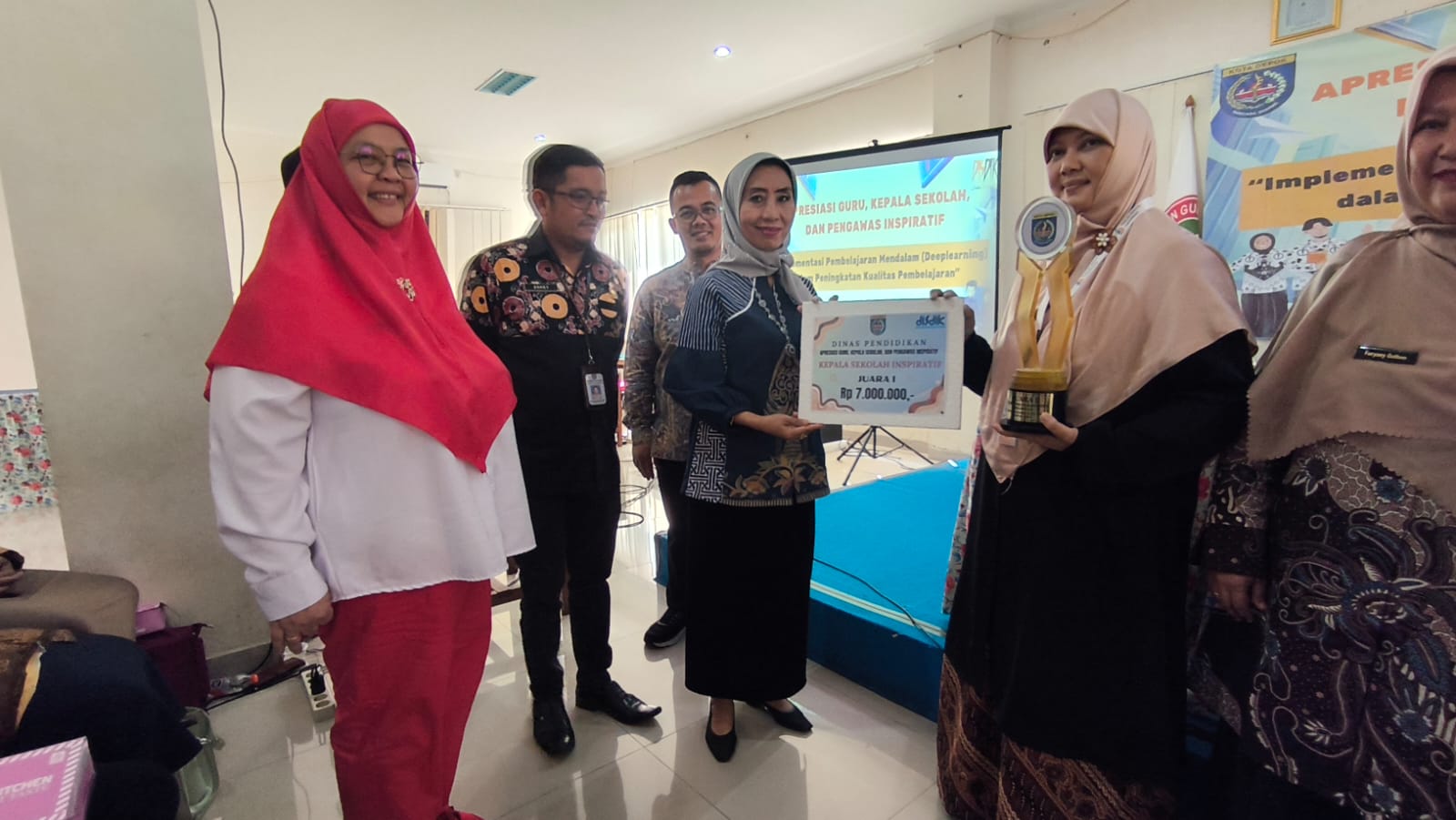 Guru, kepala SD, dan Pengawas SD yang menjadi juara 3