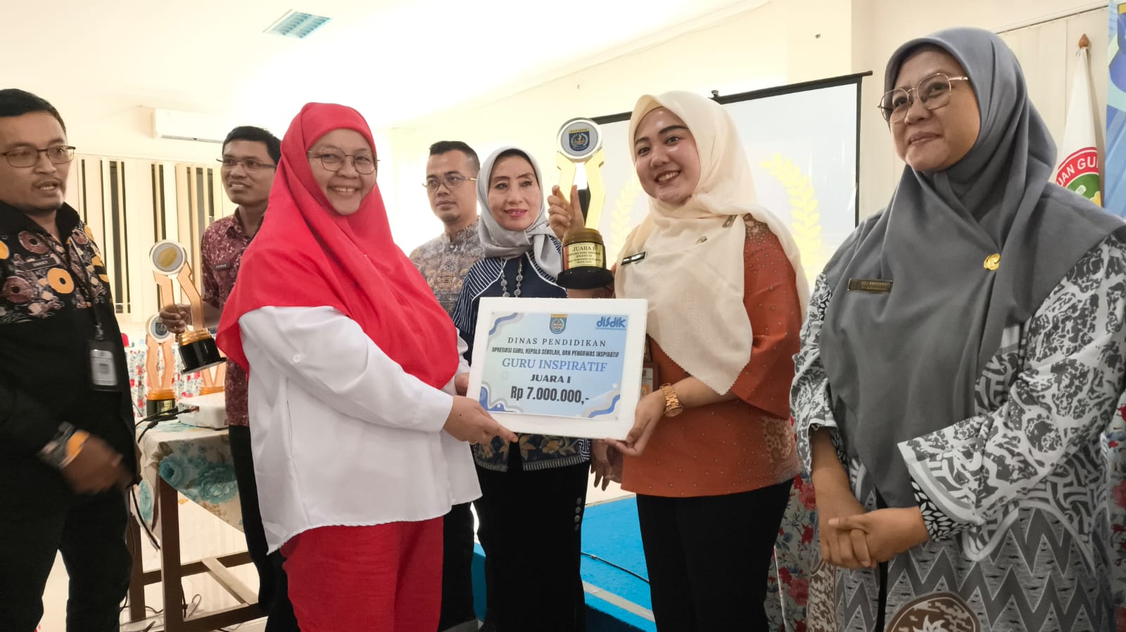 Guru, kepala SD, dan Pengawas SD yang menjadi juara 4