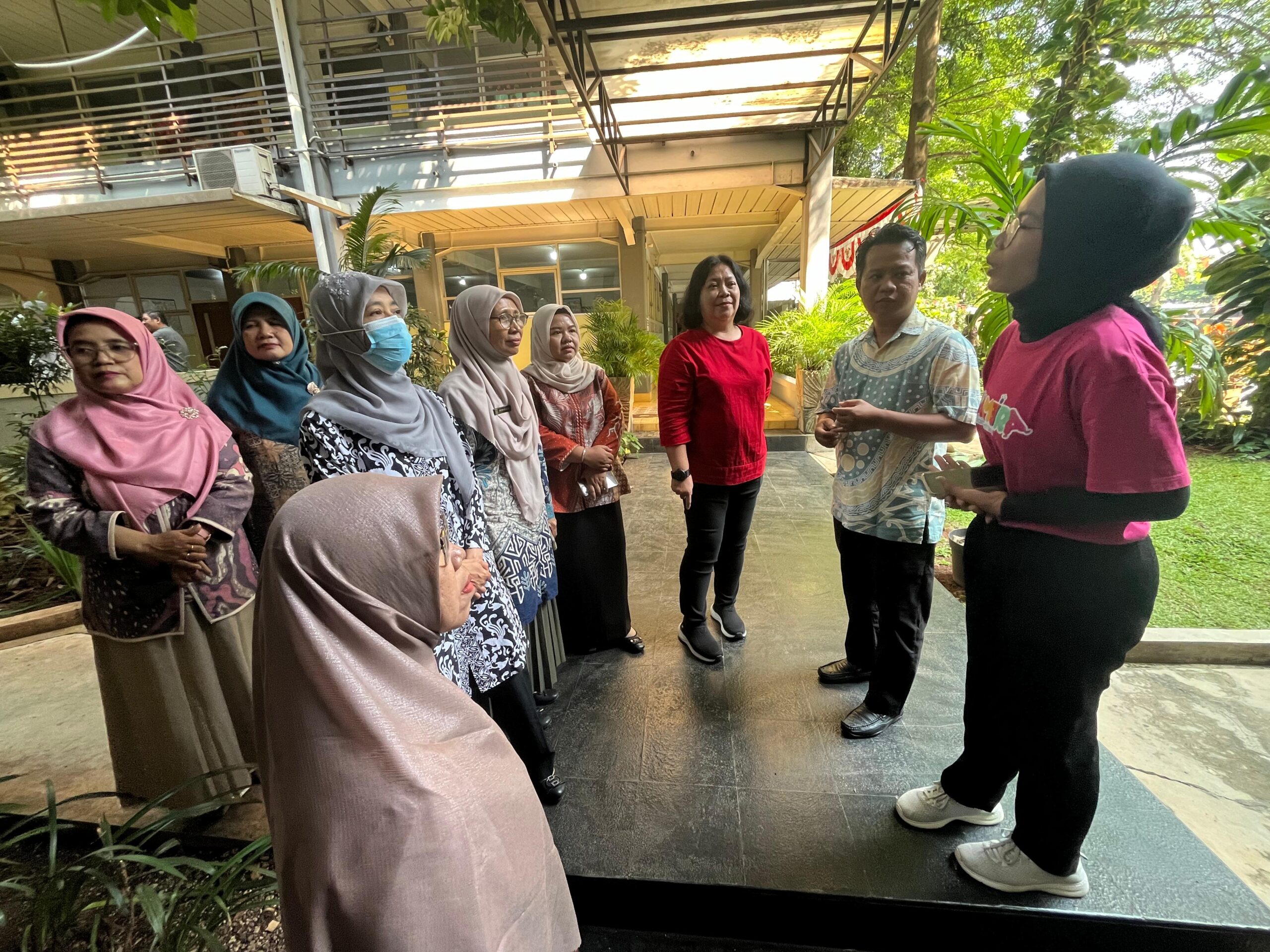 Guru latihan di SD NP Tunas Global 2