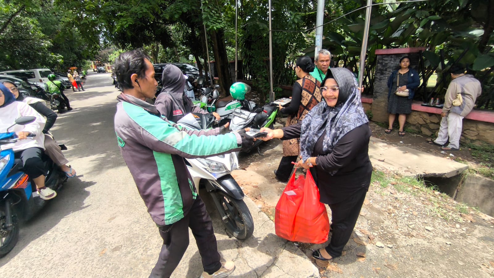 Komite SMPN 2 Depok berbagi jumat berkah 2