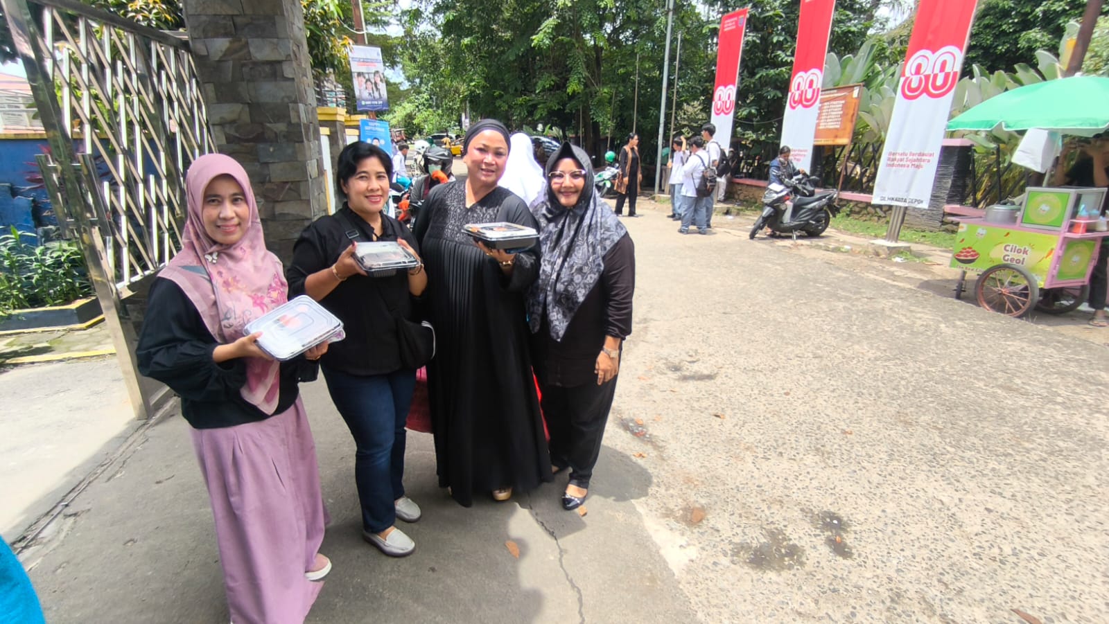 Komite SMPN 2 Depok berbagi jumat berkah 3