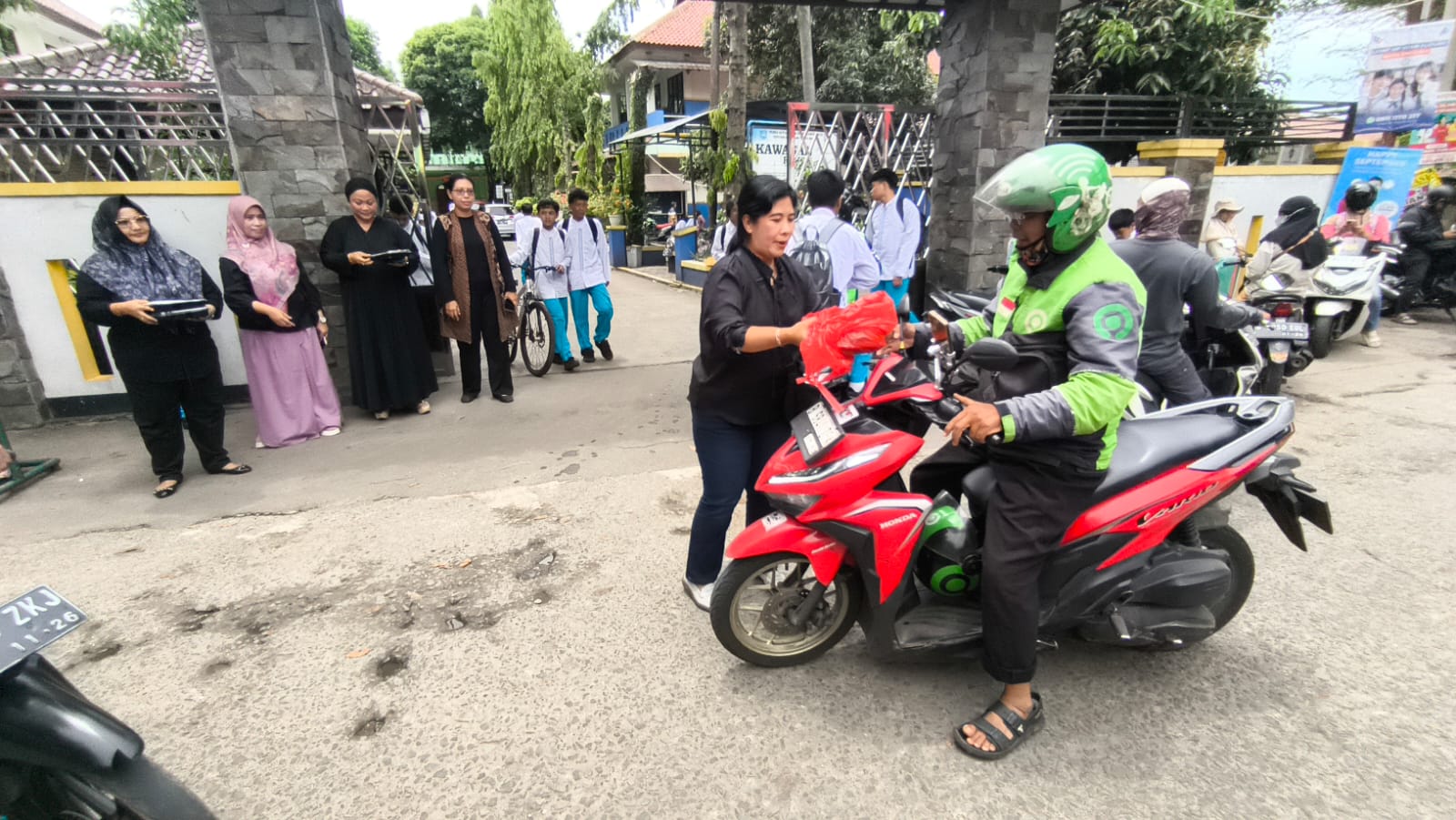 Komite SMPN 2 Depok berbagi jumat berkah 4