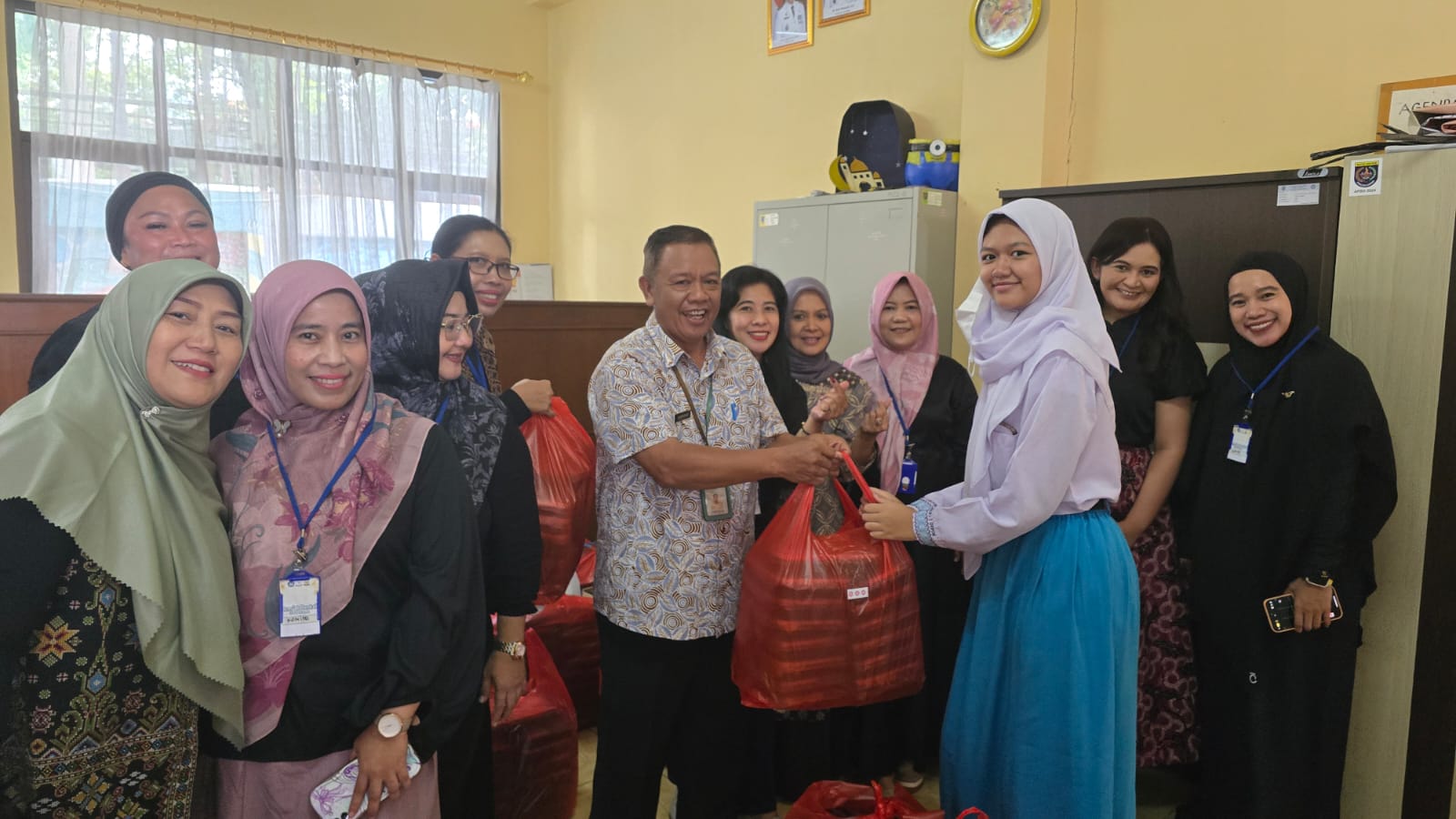 Komite SMPN 2 Depok berbagi jumat berkah 5