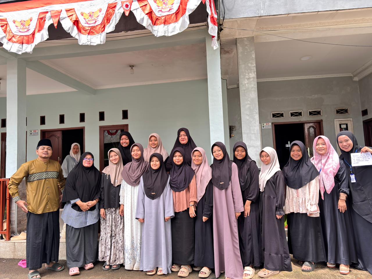 Komite SMPN 2 Depok berbagi jumat berkah 6