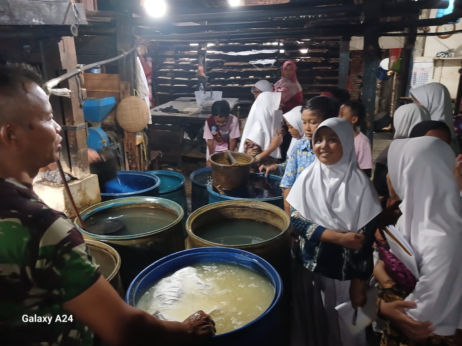 SDN Mekarjaya 21 ke pabrik tempe 2