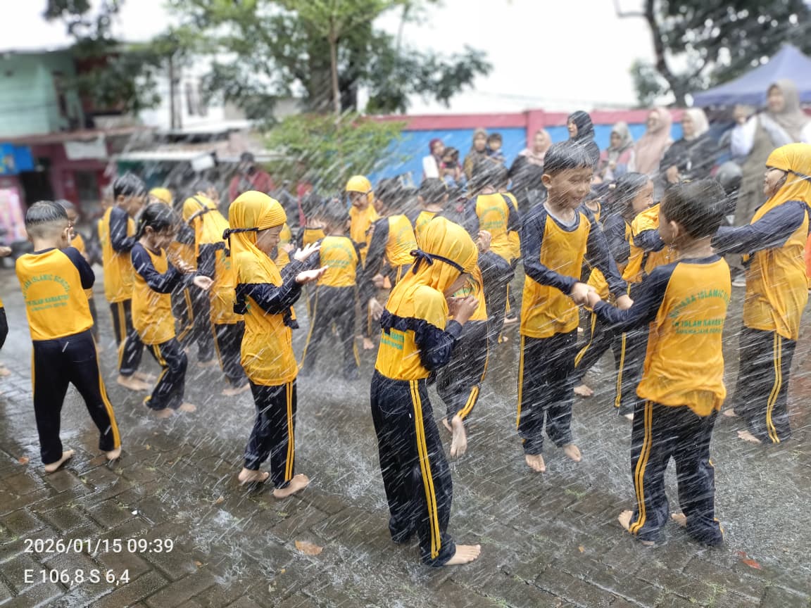 TK Islam Karakter Mutiara Islamic School ke pemadam kebakaran 1