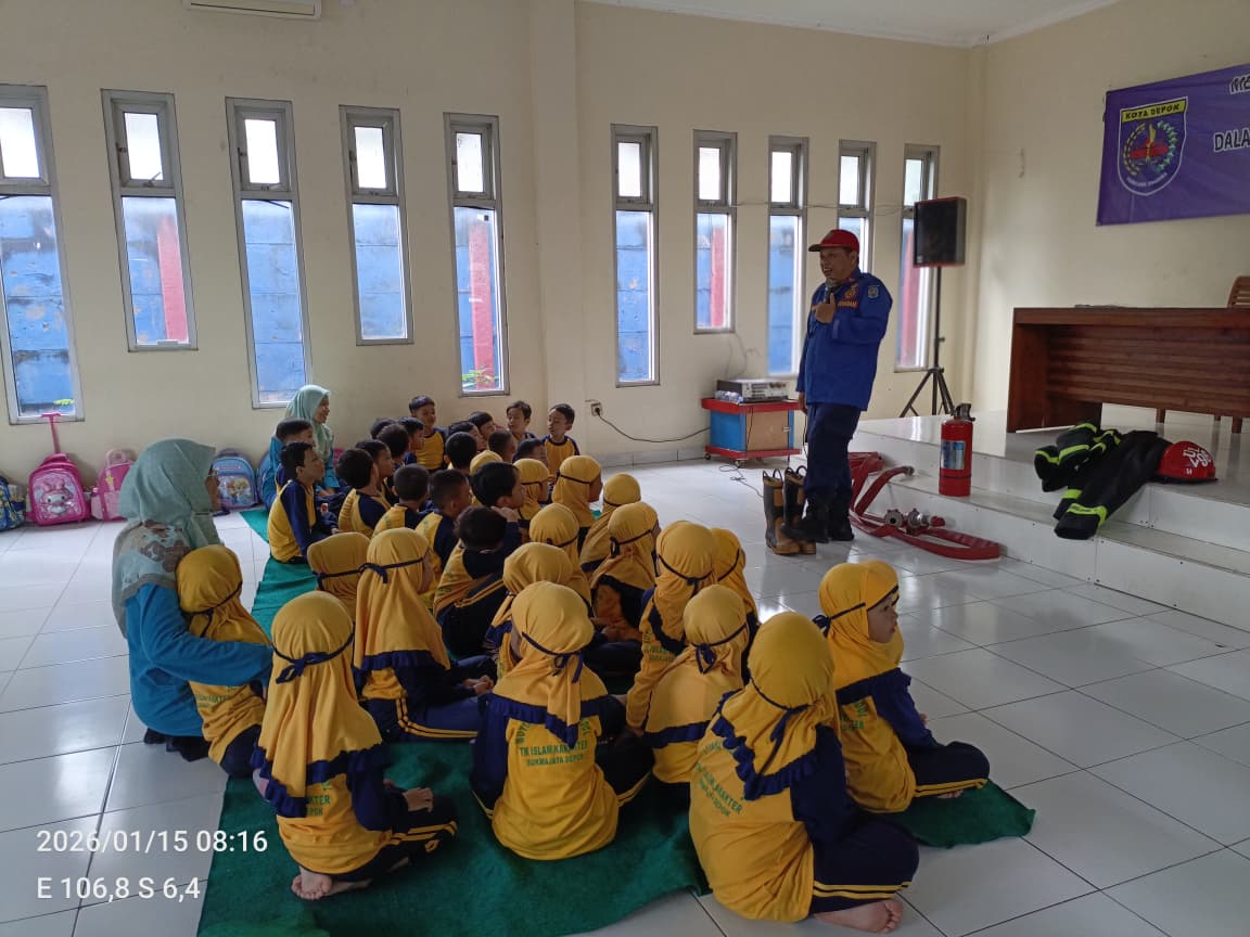 TK Islam Karakter Mutiara Islamic School ke pemadam kebakaran 2