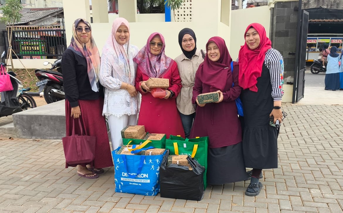 Berbagi takjil dari SMPN 3 Depok 1