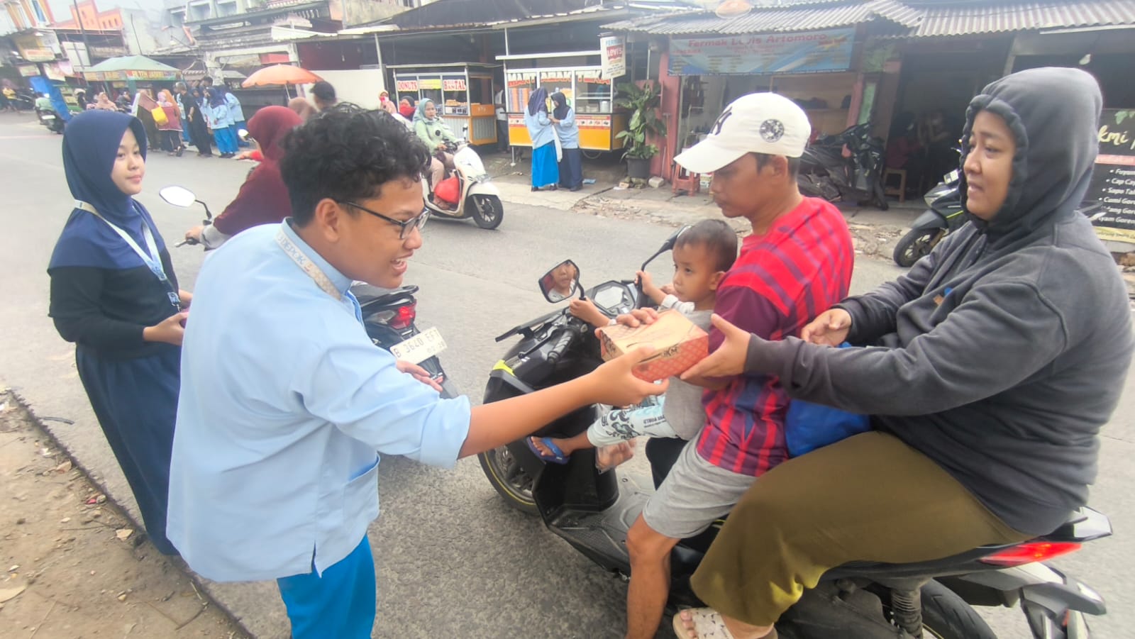 Berbagi takjil dari SMPN 3 Depok 3
