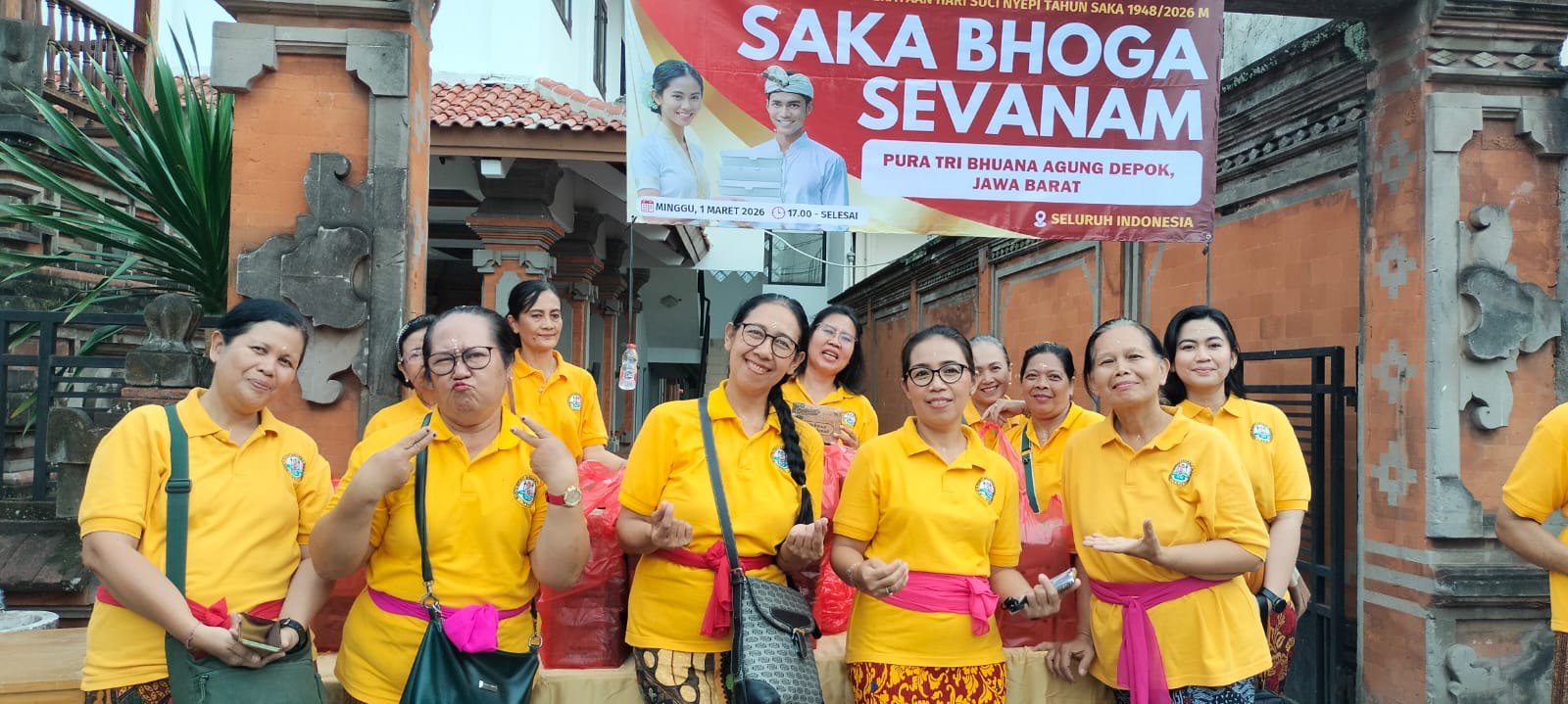 Hindu Depok berbagi takjil di Pura 4