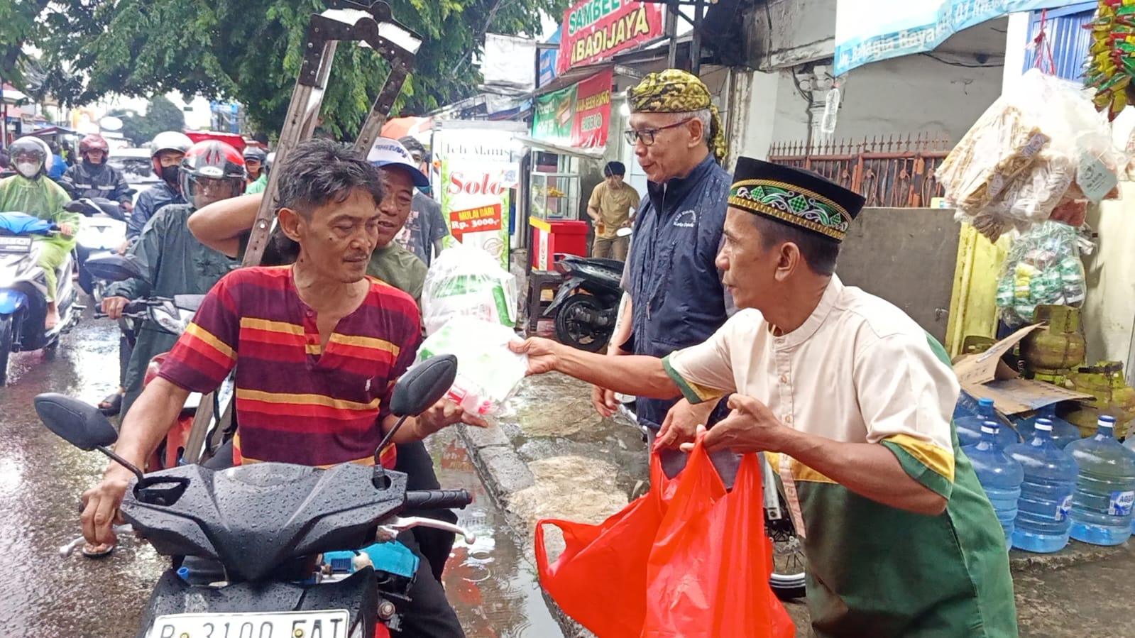 Pembagian takjil di kecamatan sukmajaya 3