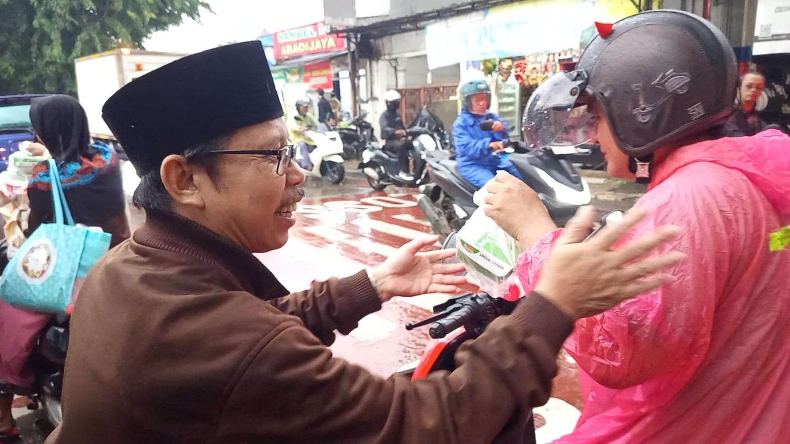 Pembagian takjil di kecamatan sukmajaya 4