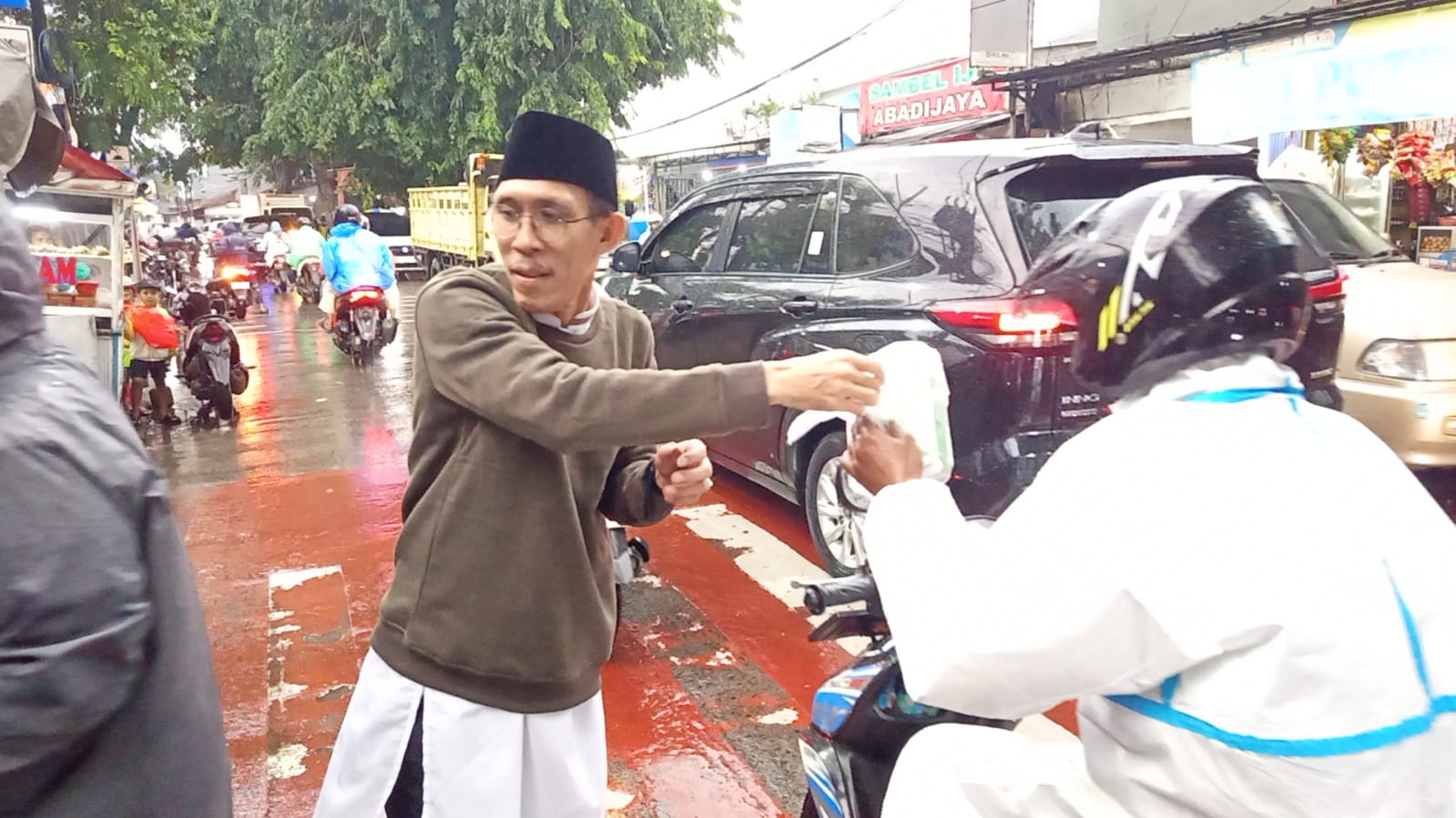 Pembagian takjil di kecamatan sukmajaya 5