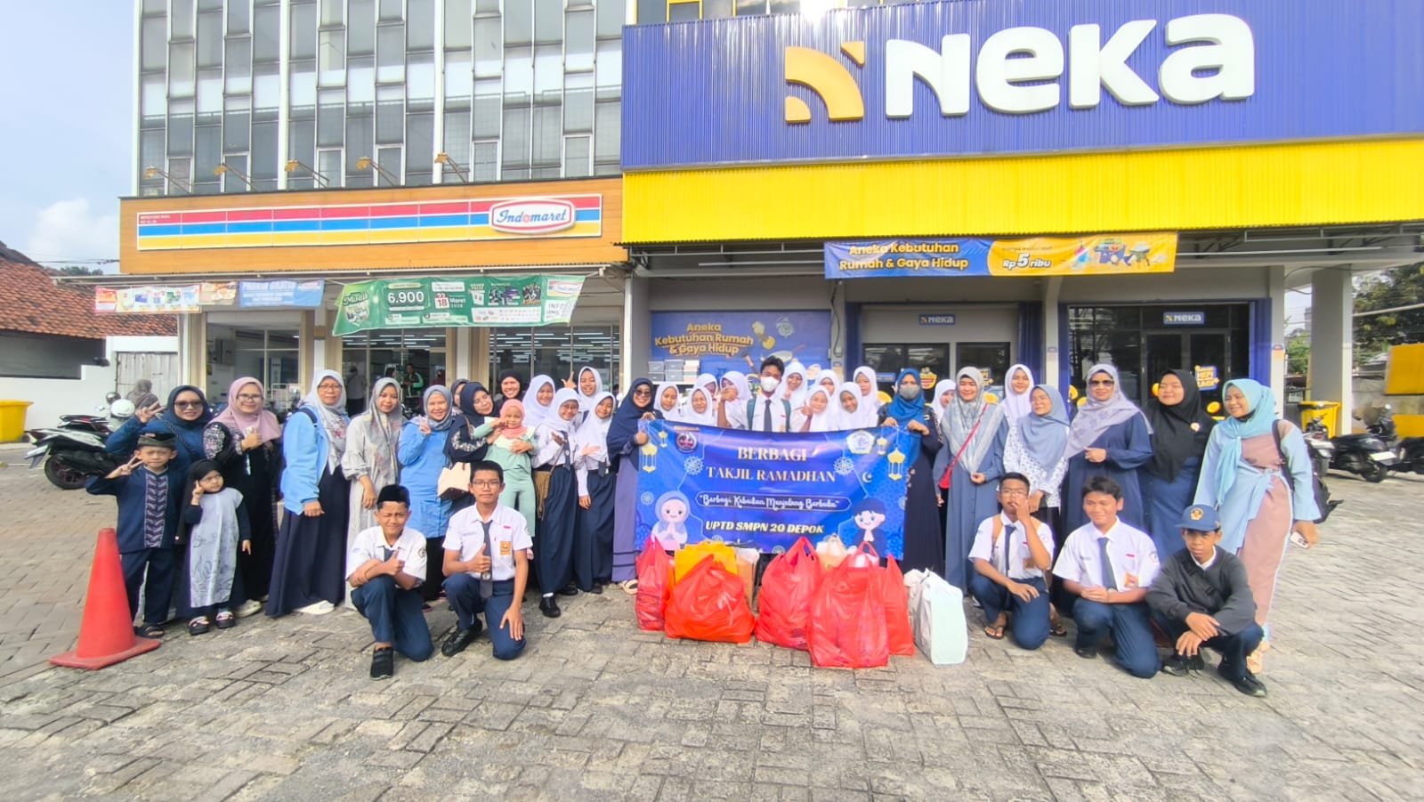 SMPN 20 Depok berbagi takjil 1