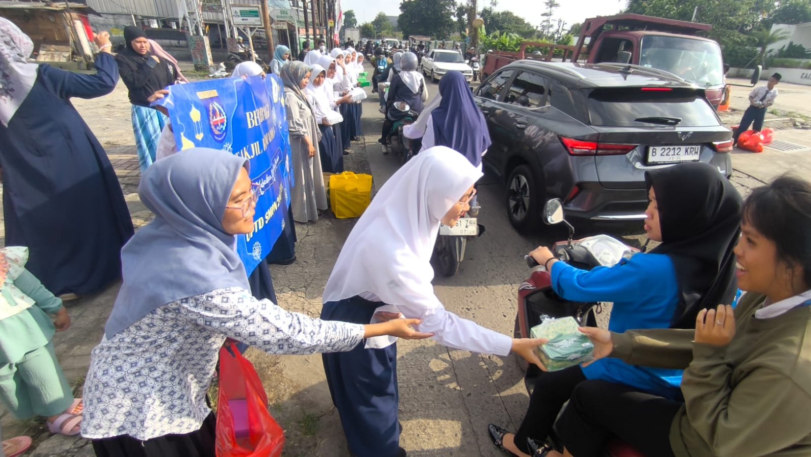 SMPN 20 Depok berbagi takjil 3