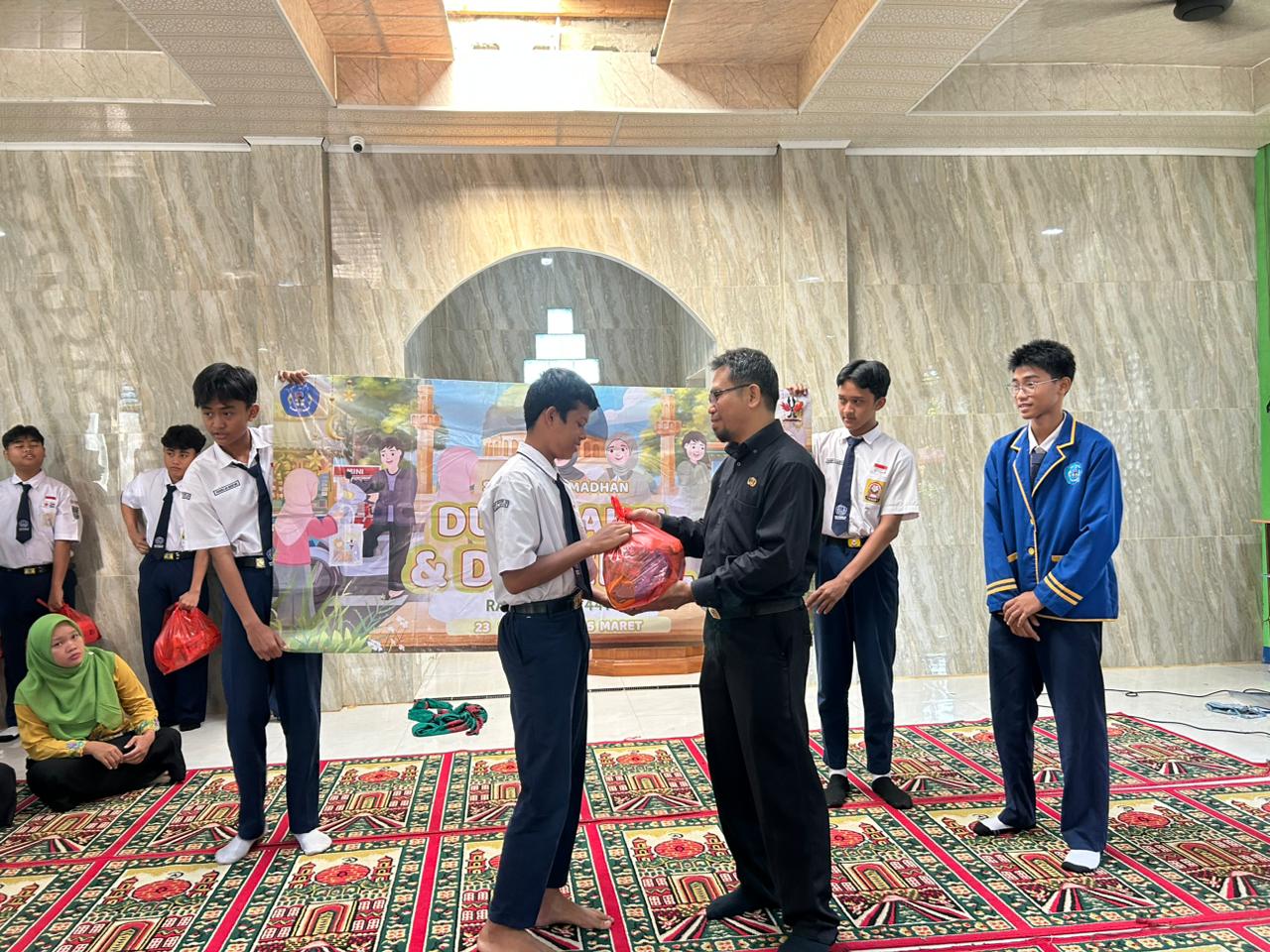 SMPN 26 Depok berbagi sembako 1