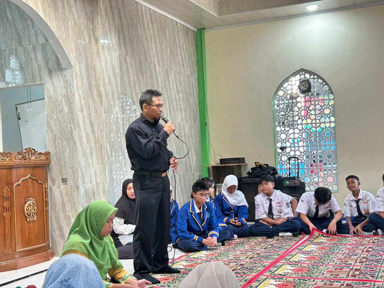 SMPN 26 Depok berbagi sembako 3