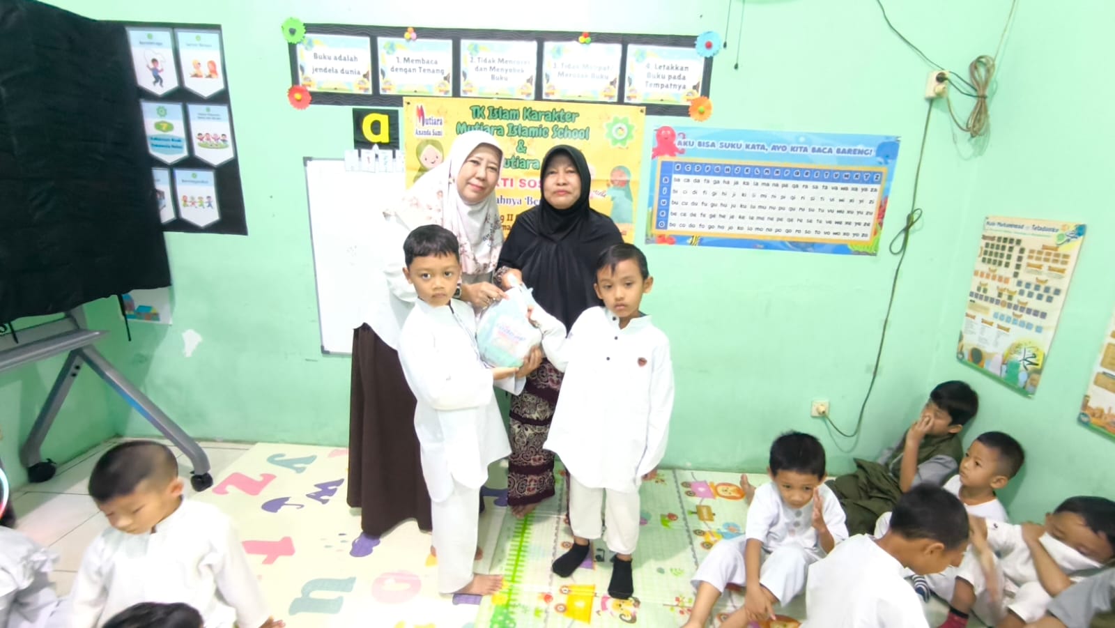 TK Islam Karakter Mutiara Islamic School berbagi 3