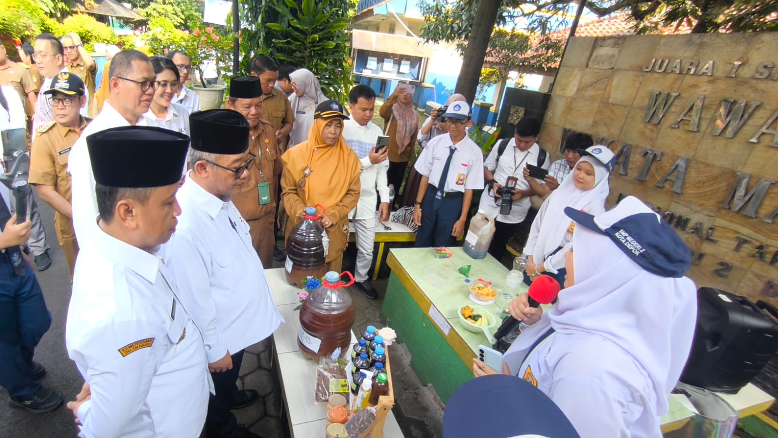 menteri pendidikan abdul muti ke kota depok 6