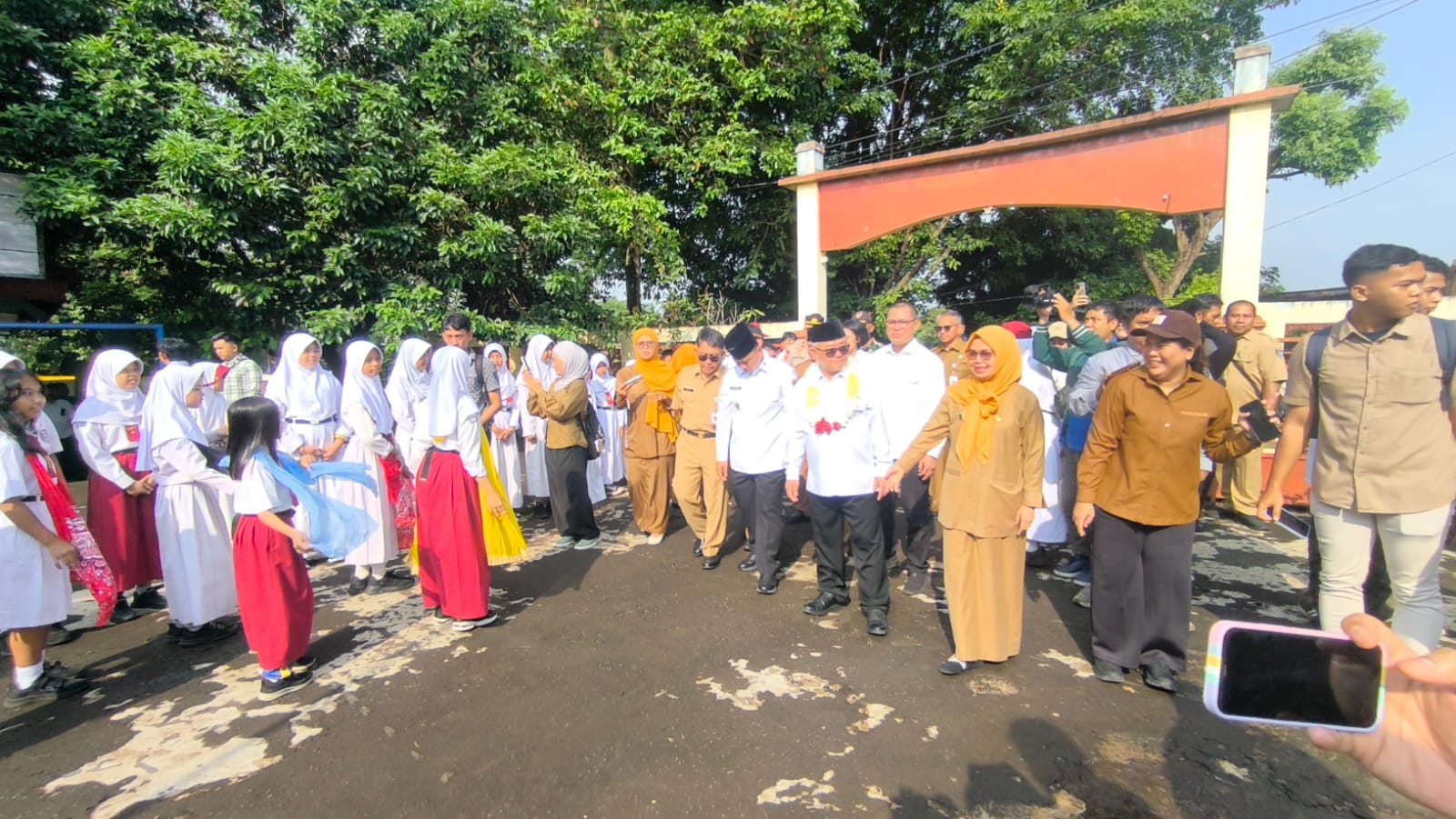 menteri pendidikan abdul muti ke kota depok 7