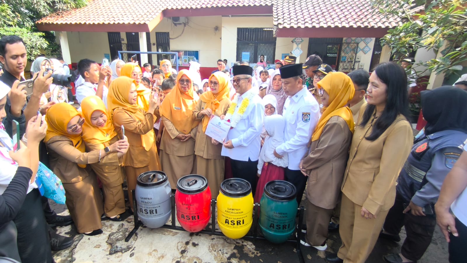 menteri pendidikan abdul muti ke kota depok 9
