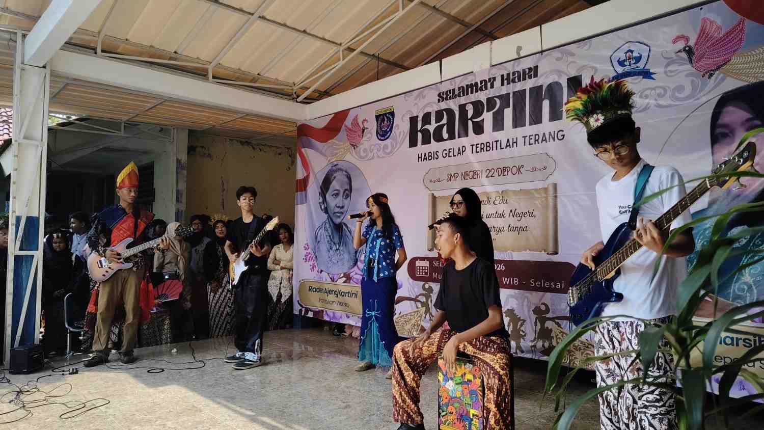 Hari Kartini di SMPN 22 Depok 4