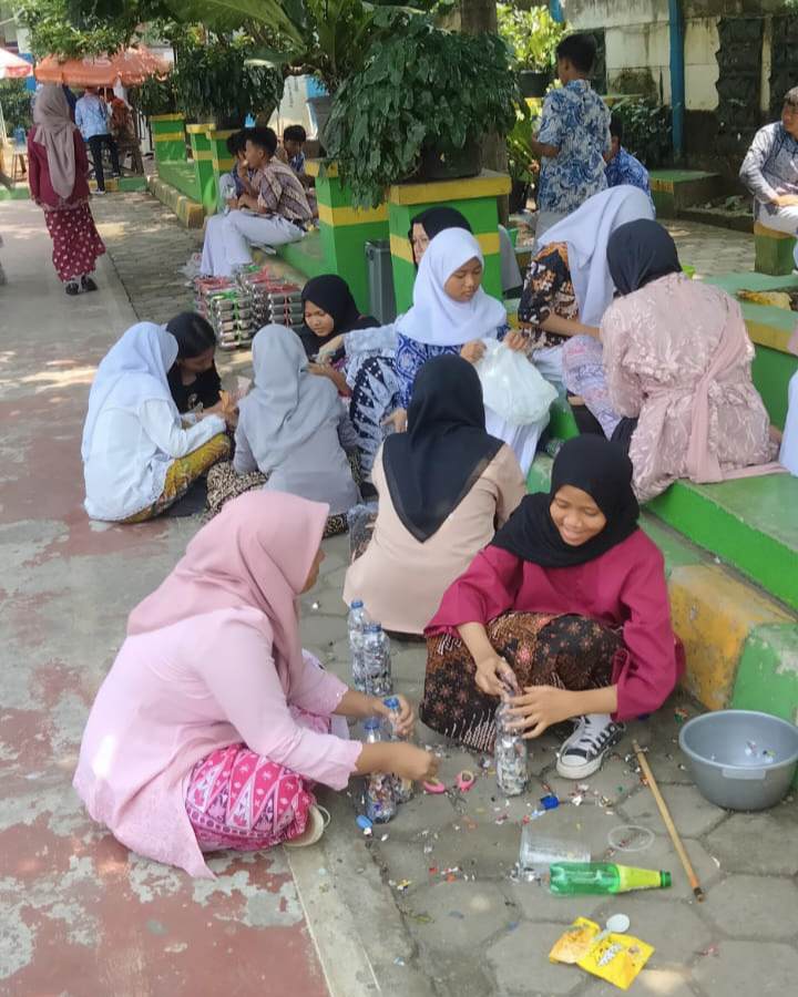 Hari Kartini di SMPN 26 Depok 4