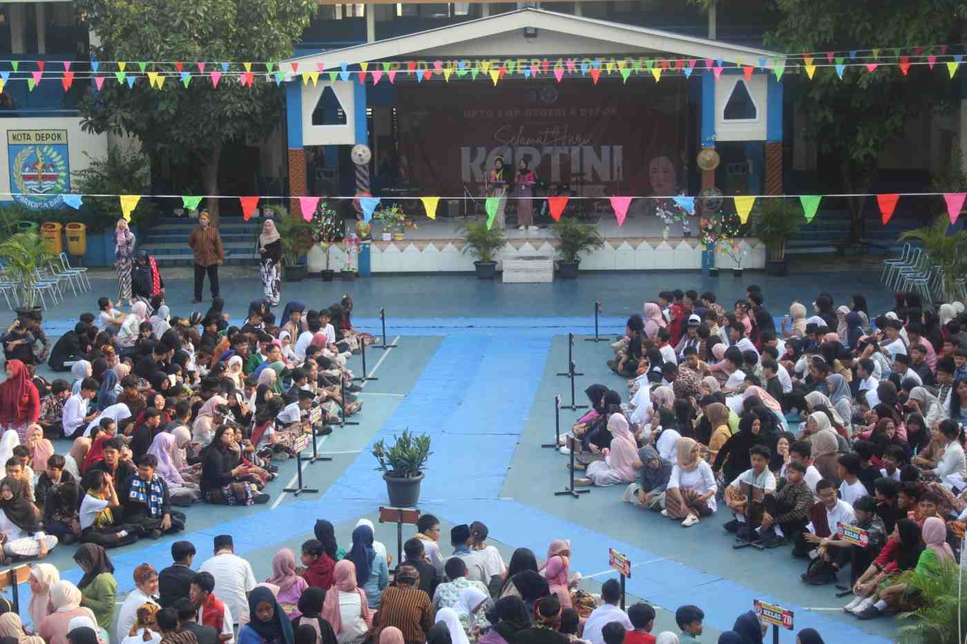 Hari Kartini di SMPN 4 Depok 1