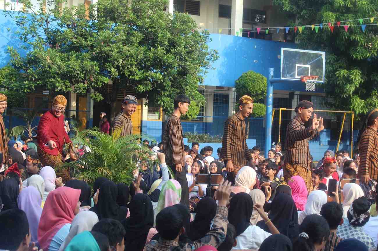 Hari Kartini di SMPN 4 Depok 2