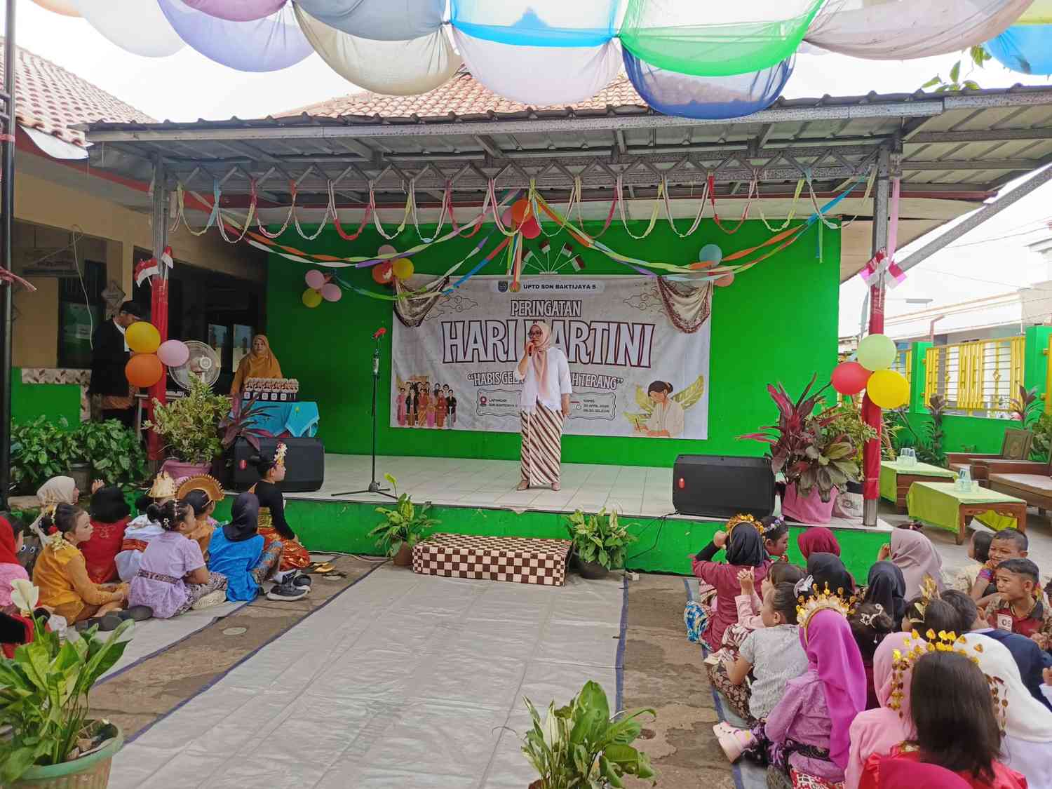 Hari Kartini di SDN Baktijaya 5 b