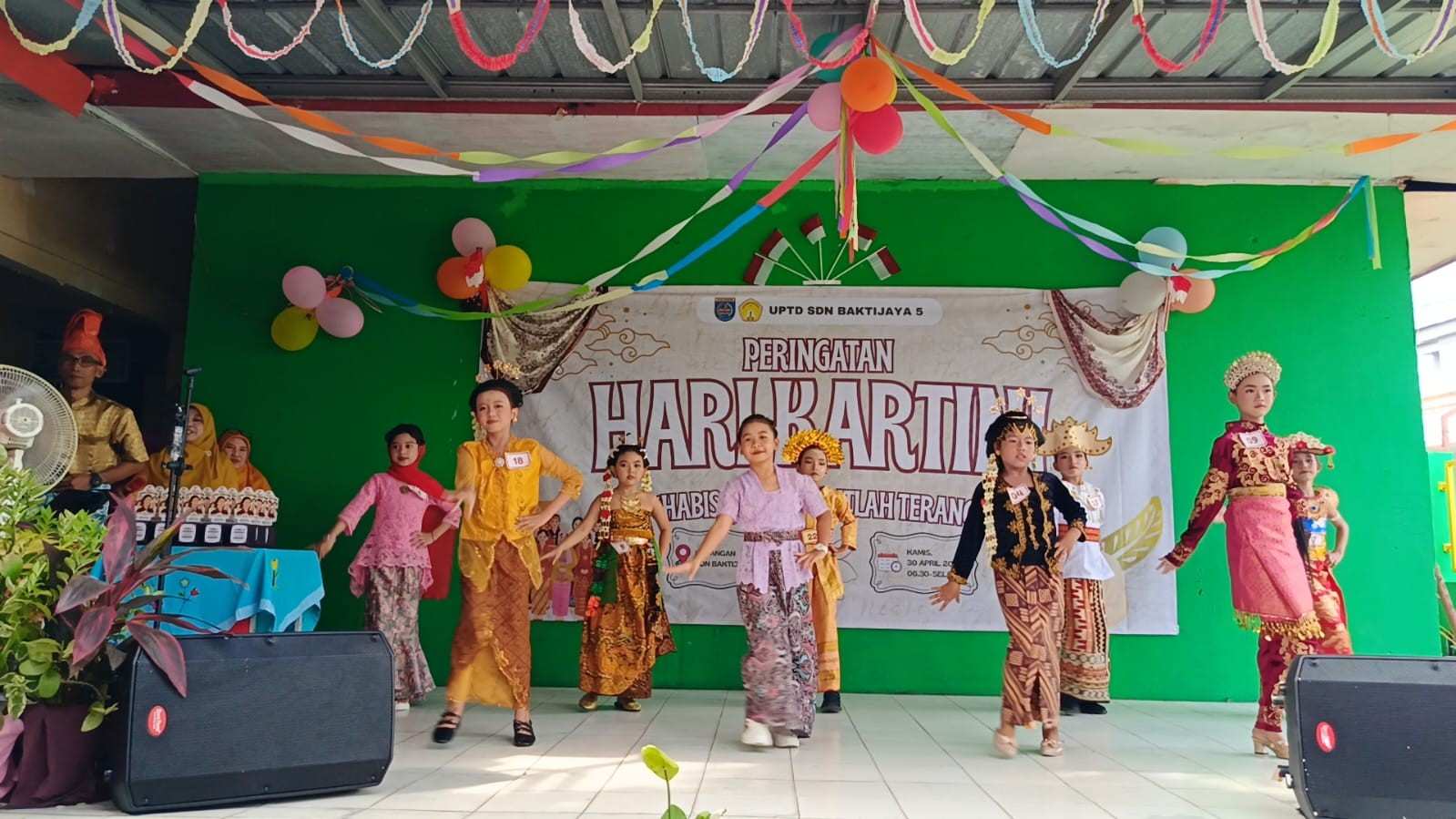 Hari Kartini di SDN Baktijaya 5 f