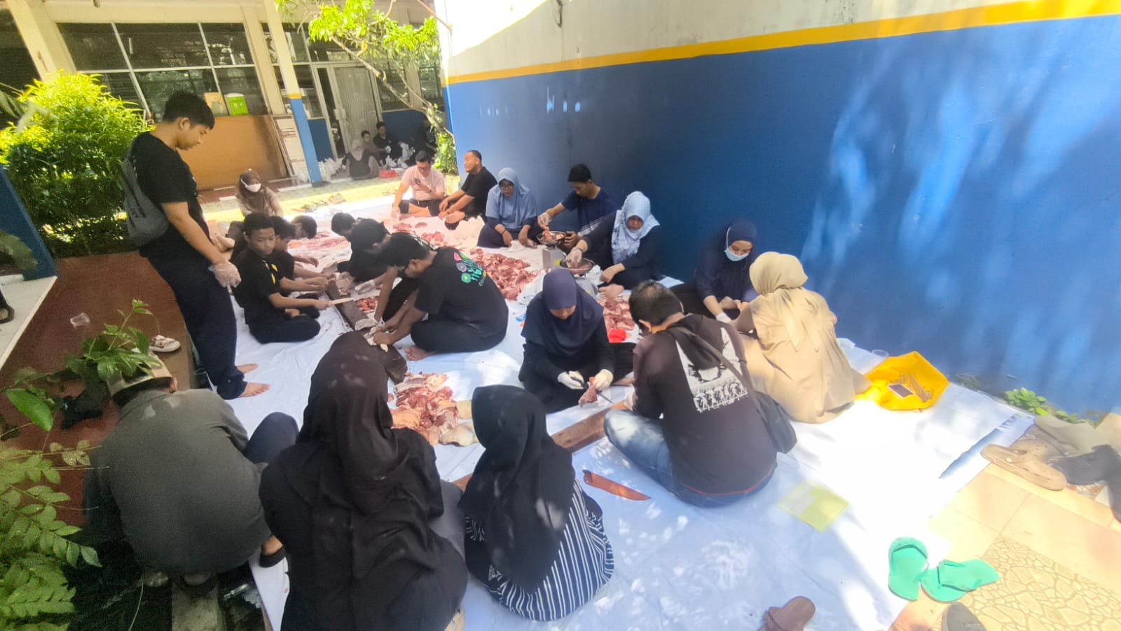 SMPN 2 Depok berbagi takjil di Idul Adha 2
