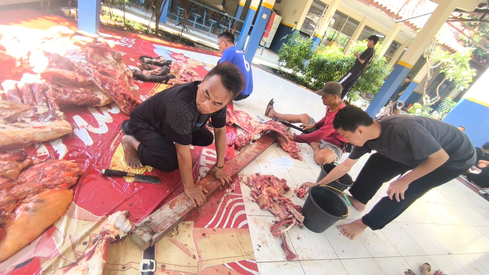 SMPN 2 Depok berbagi takjil di Idul Adha 3