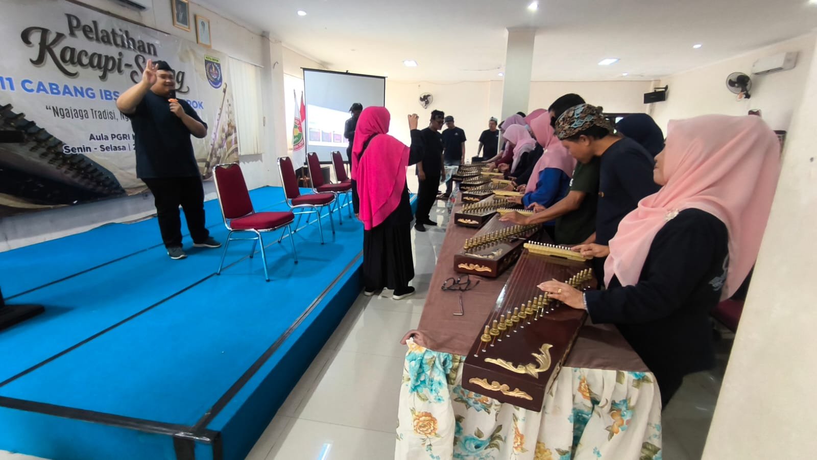 Ikatan Budaya Sunda IBS adakahn pelatihan kacapi suling 2