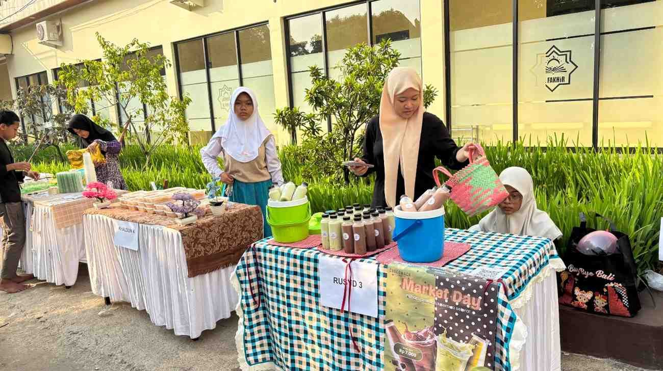 SMP Islam Modern Al Fakhir adakan bazzar 1