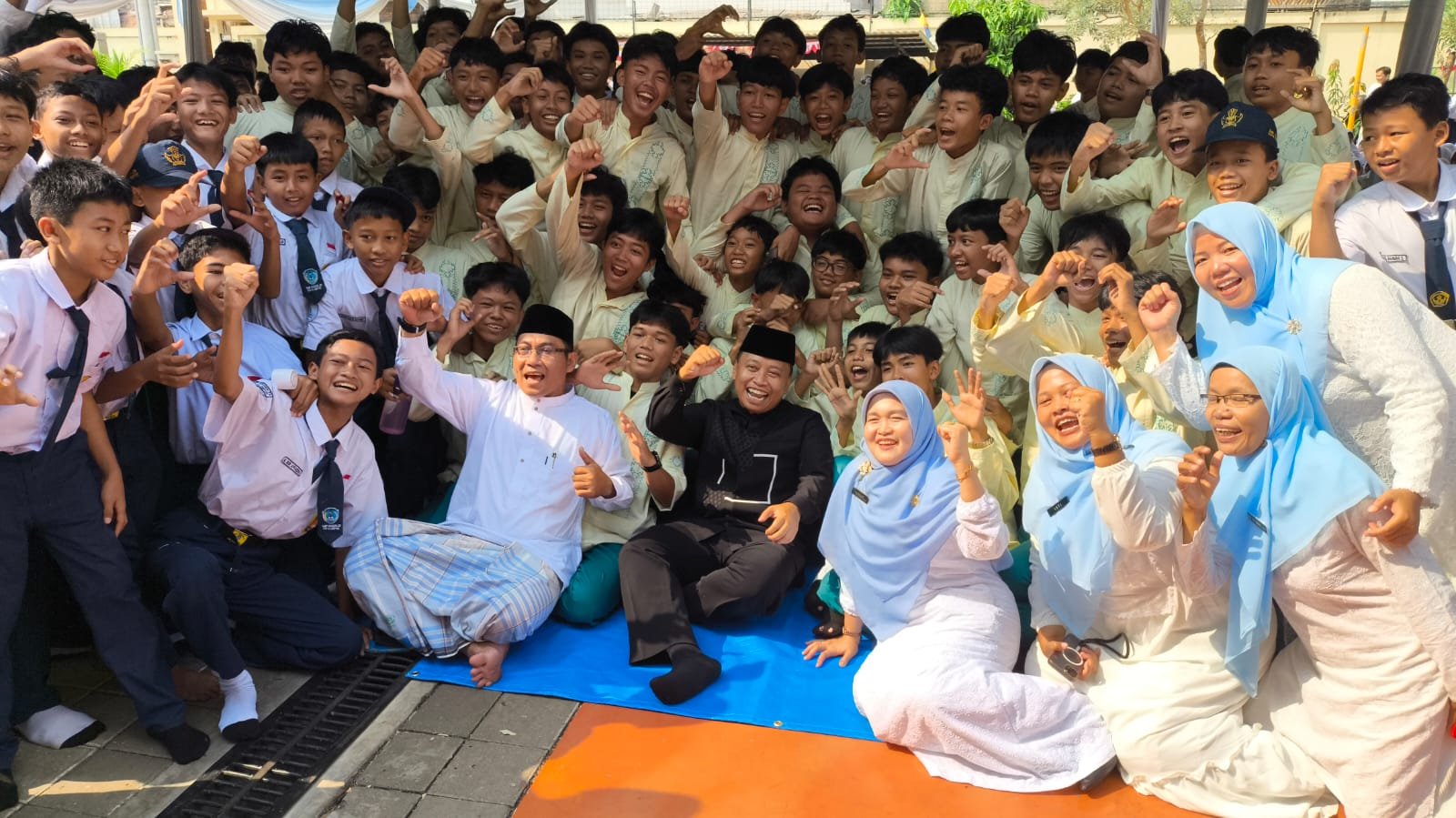 Foto SMPN 29 Depok resmikan nama musala 1