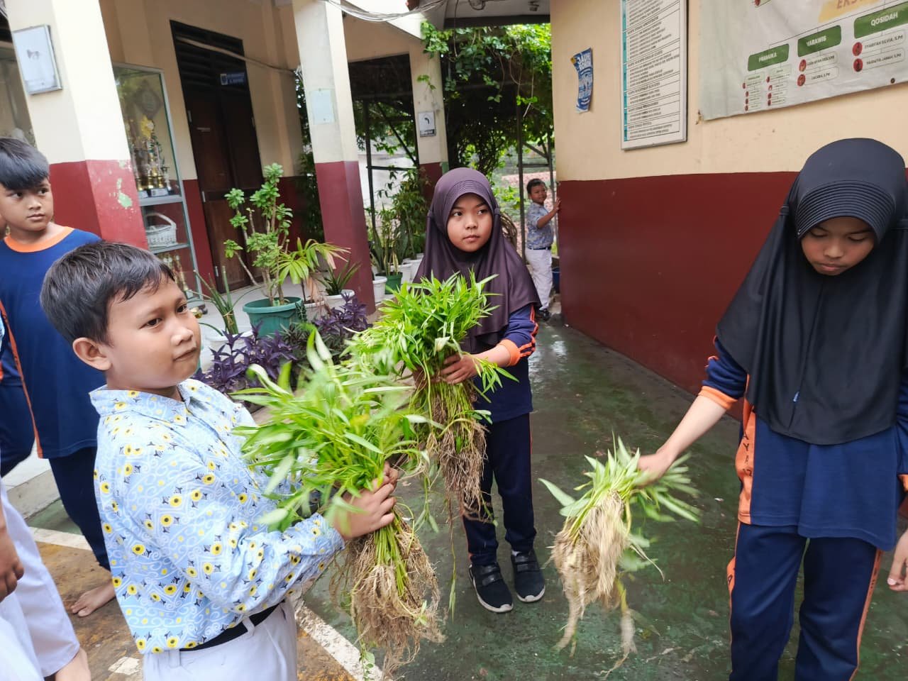 SDN Mekarjaya 12 raih adiwiyata 1