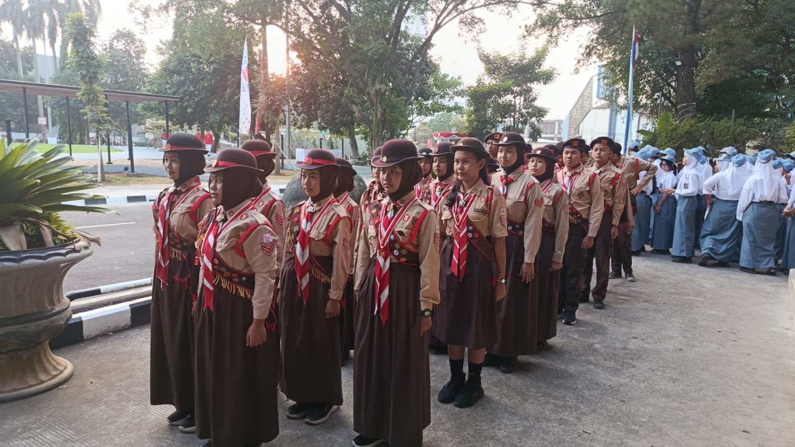 SMPN 13 Depok upacara di DOS 1