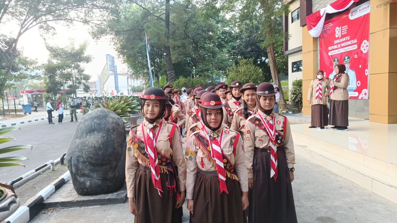 SMPN 13 Depok upacara di DOS 2