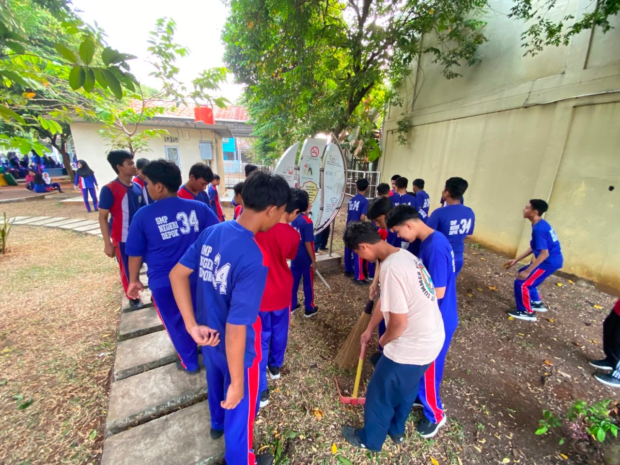 SMPN 34 Depok mengadakan jumsih besama kelurahan 2