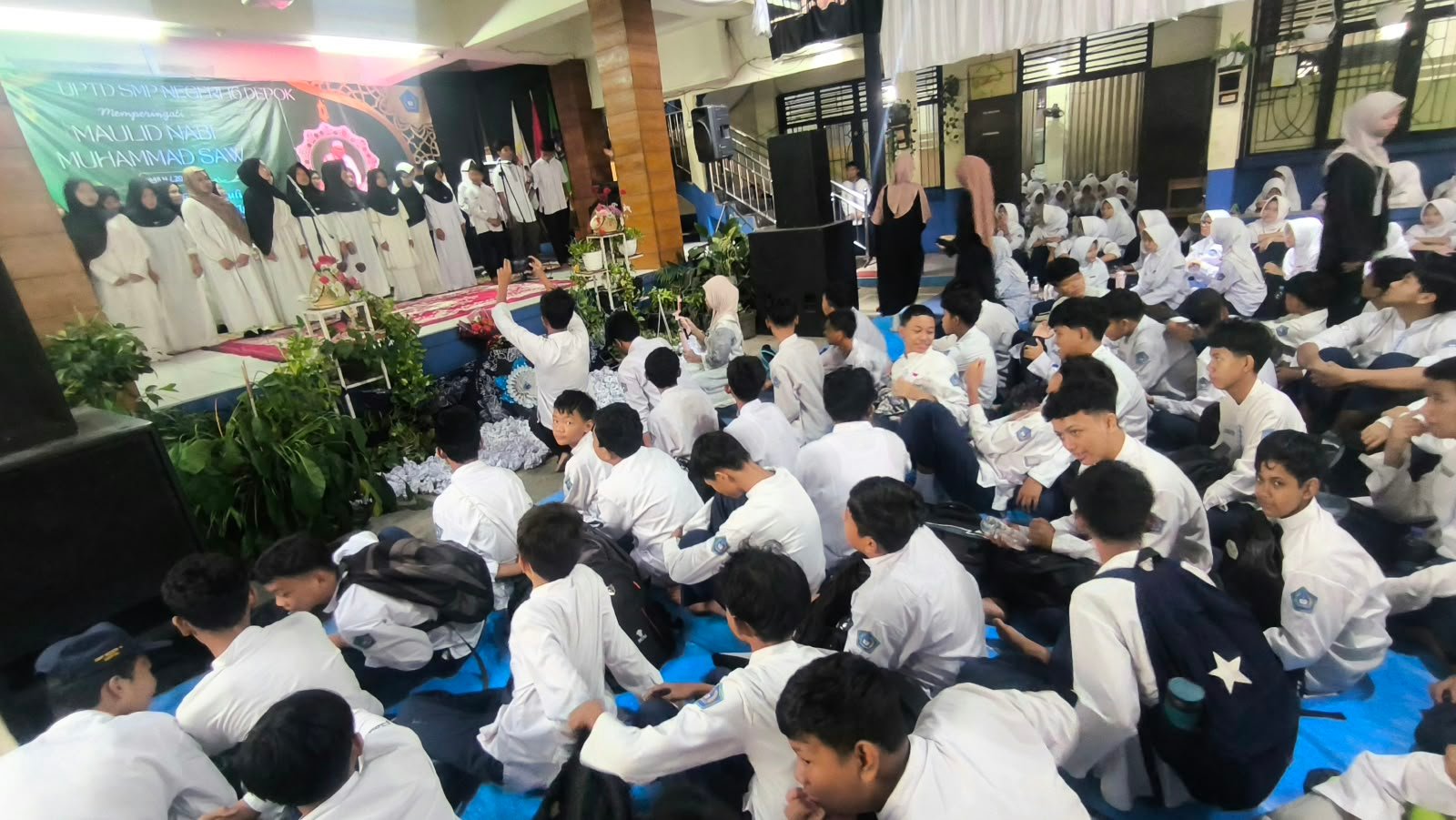 SMPN 16 Depok adakan maulid nabi 4