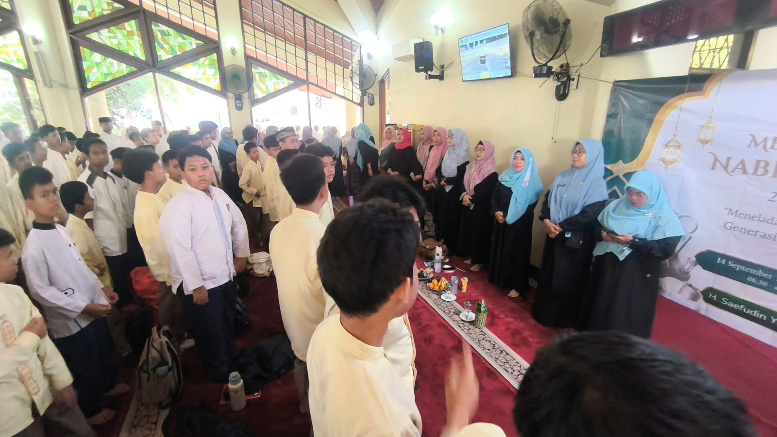 SMPN 22 Depok adakan maulid nabi 4