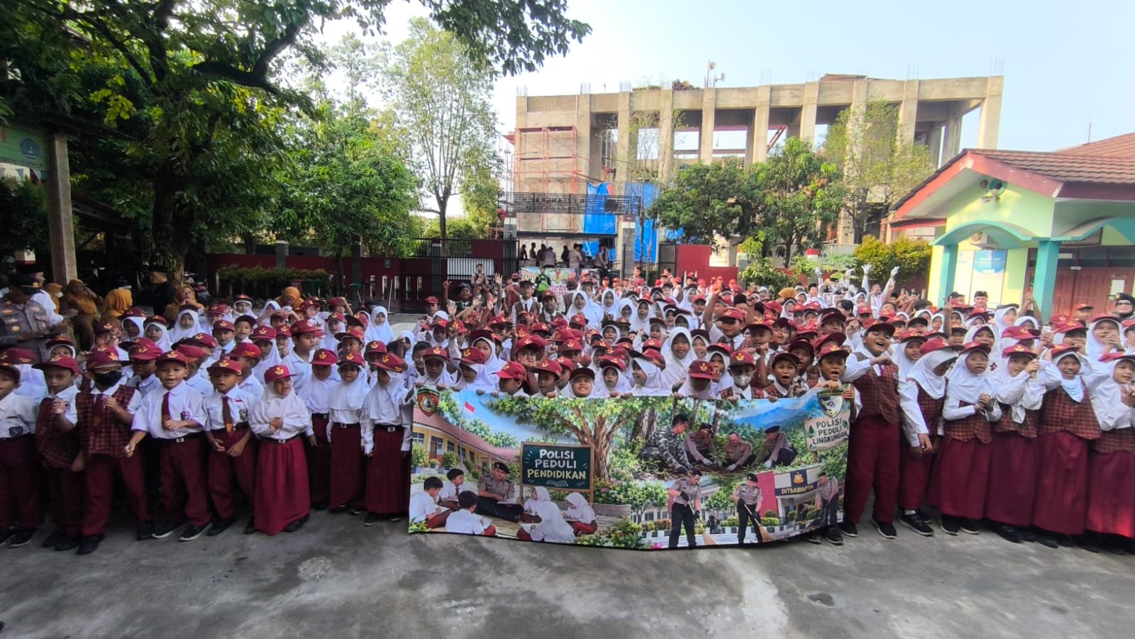 Polri ke SDN Cilangkap 8 a