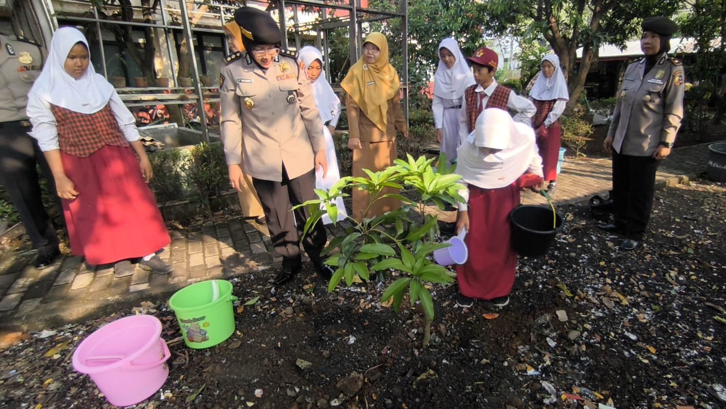 Polri ke SDN Cilangkap 8 b