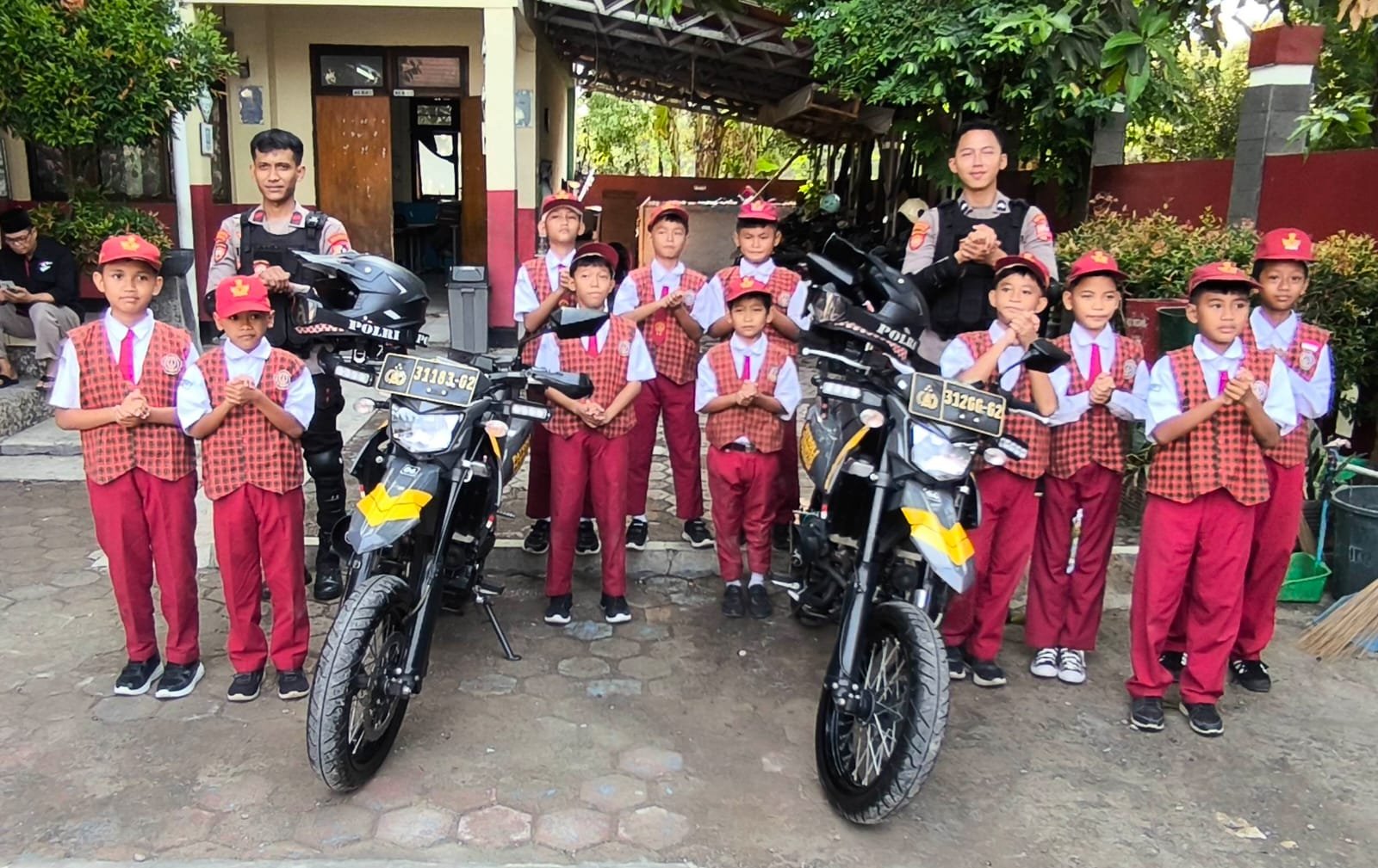 Polri ke SDN Cilangkap 8 d